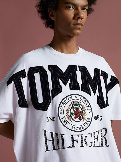 Tommy Hilfiger Festive Logo Crest Tişört Erkek Beyaz | TH427TCI