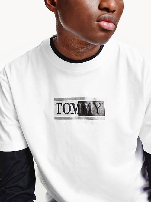 Tommy Hilfiger Metallic Logo Organic Pamuklu Klasik Tişört Erkek Beyaz | TH057ASE